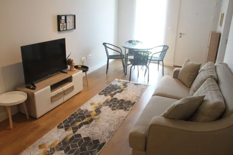 Dnevna soba sa garniturom, televizorom i trpezarijskim stolom. - image 3