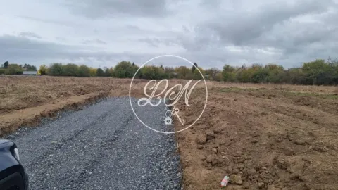 Zemljište sa prilaznim putem i otvorenim pogledom. - image 4