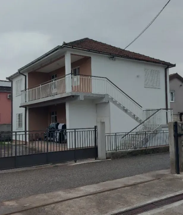 Prodaja, kuća, 180m², Tološi, Podgorica