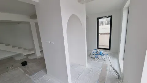 Unutrašnjost nenamještenog prostora u fazi renoviranja sa zaštitnom folijom na podu. - image 9