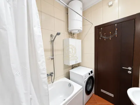 Kupatilo opremljeno kadom, veš mašinom i bojlerom. - image 11