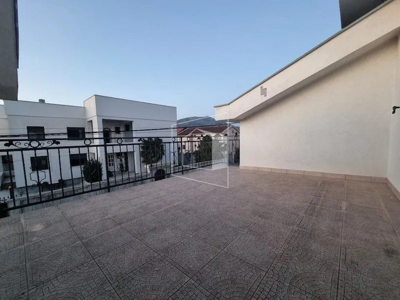 Izdavanje, kuća, 400m², Zlatica, Podgorica