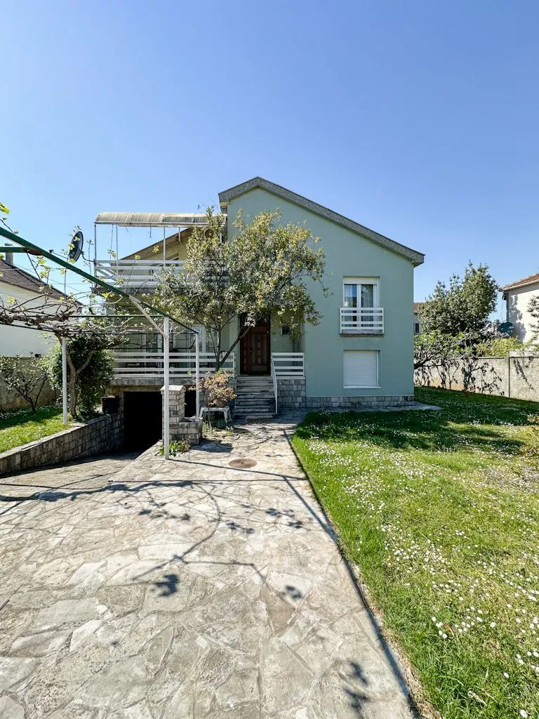 Rent, house, 210m², Stari Aerodrom, Podgorica