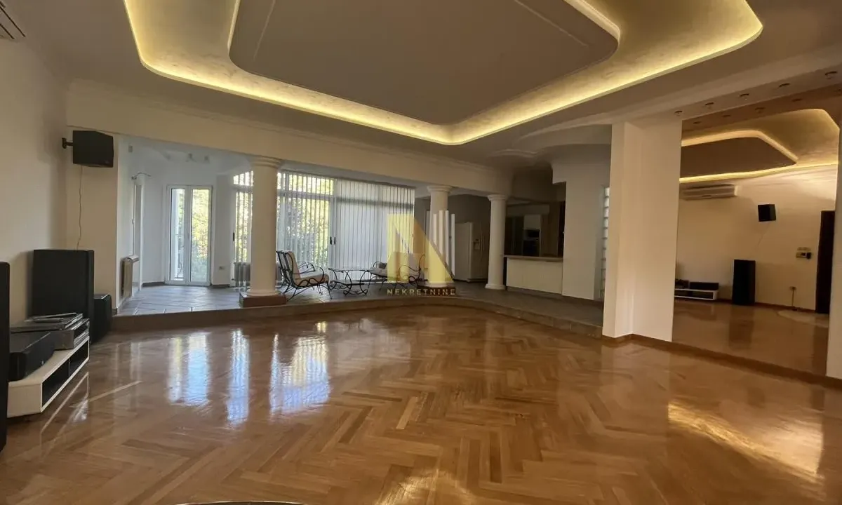 Izdavanje, četvorosoban stan, 213m², Centar, Novi Sad