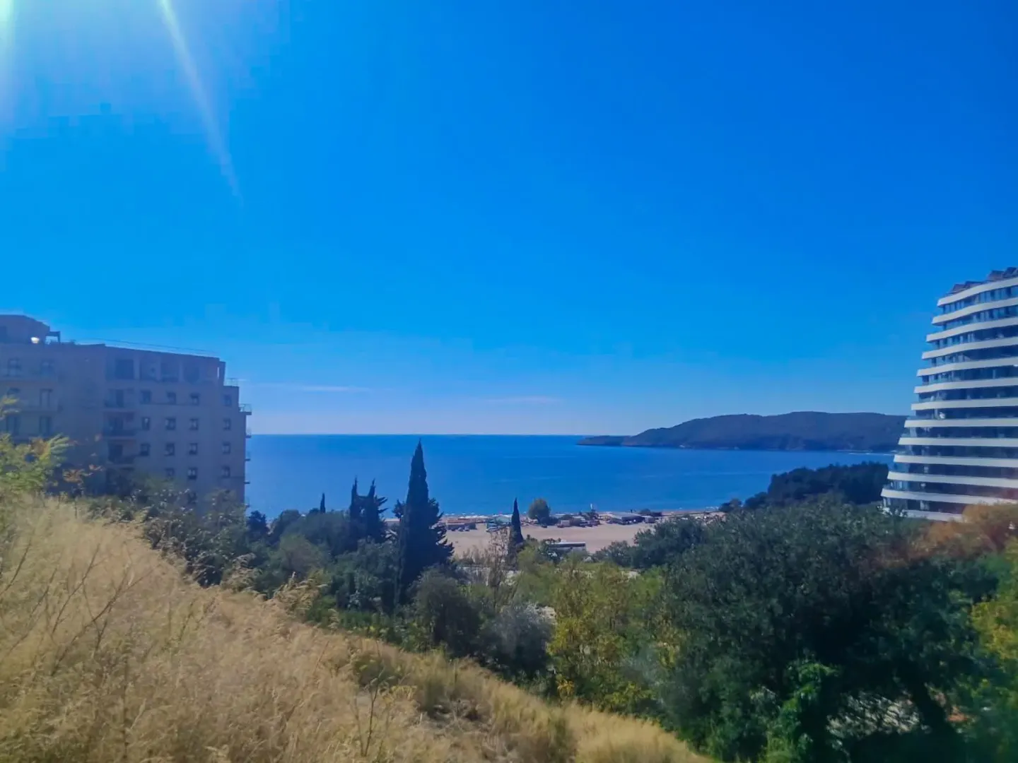 Pogled na more sa okolinom.