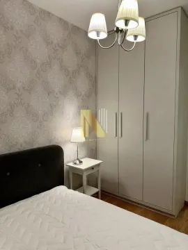 Nameštena spavaća soba sa krevetom, noćnim stočićem i garderoberom. - image 6