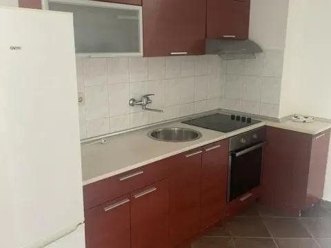 Izdavanje, trosoban stan, 64m², Stari grad, Novi Sad - image 1