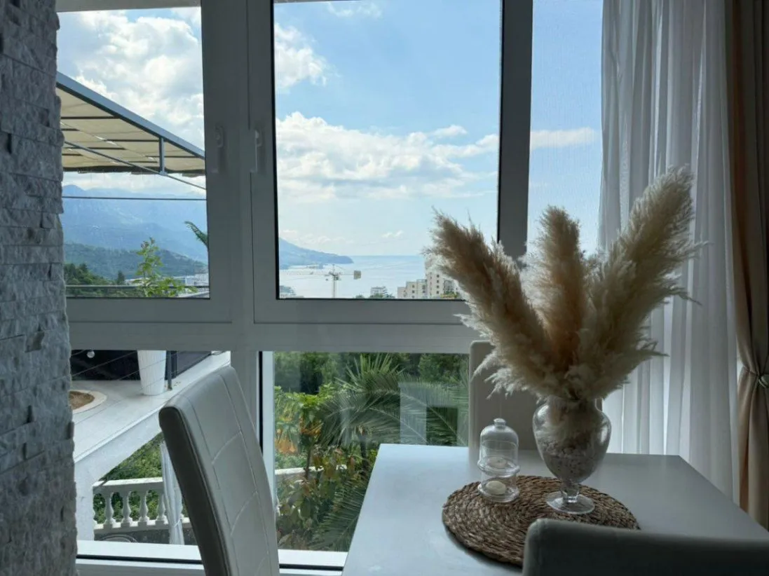 Izdavanje, dvosoban stan, 50m², Bečići, Budva