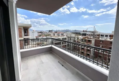 Natkriveni balkon sa pogledom na okolne zgrade u izgradnji. - image 3