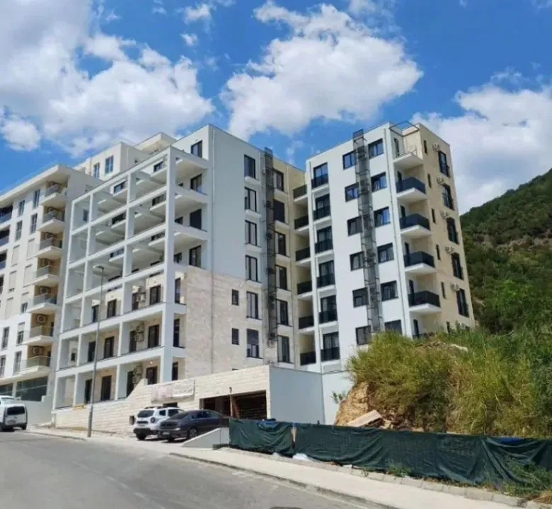 Izdavanje, dvosoban stan, 50m², Bečići, Budva