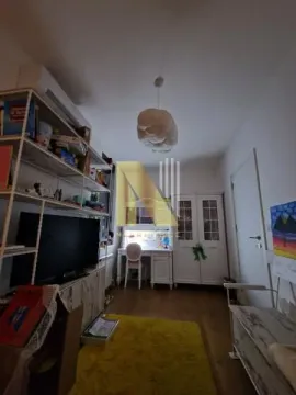 Dečja soba sa krevetom, radnim stolom i policama. - image 12