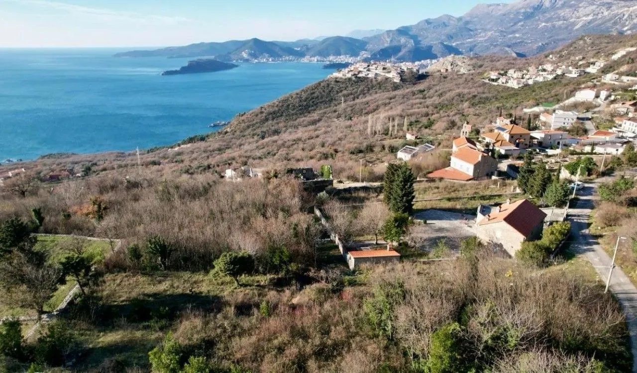 Pogled iz vazduha na prirodu, naselje i obalu mora.