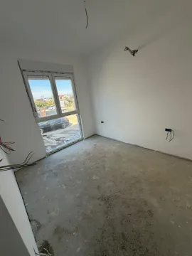 Prazna prostorija u sivoj fazi izgradnje sa prozorom. - image 4