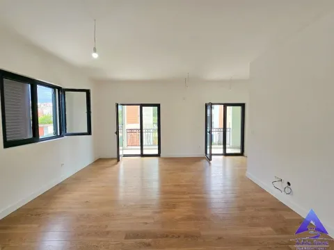 Prazna soba sa drvenim podom, bijelim zidovima i balkonskim vratima. - image 6