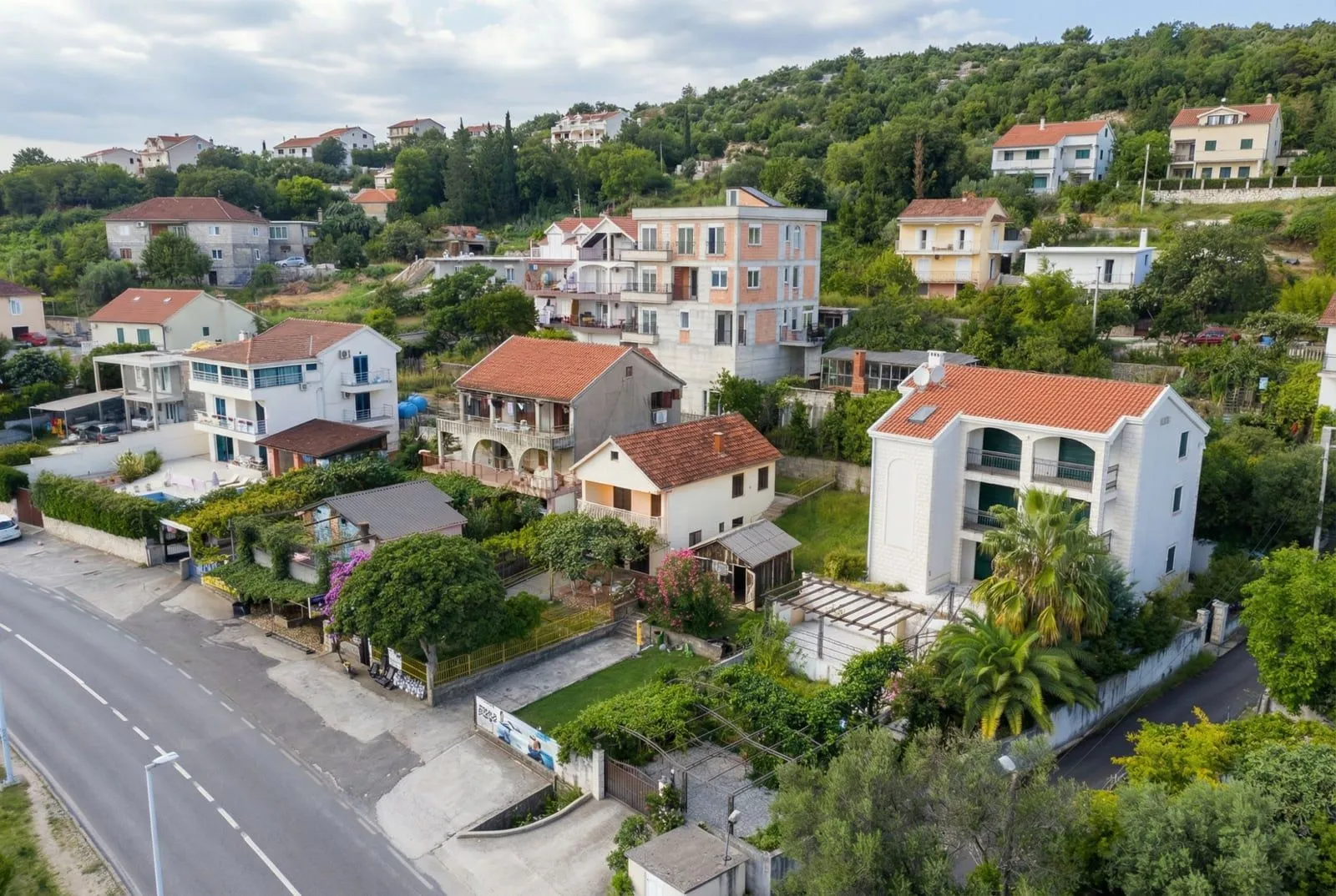 Pogled iz vazduha na stambene objekte i kuće u naselju.