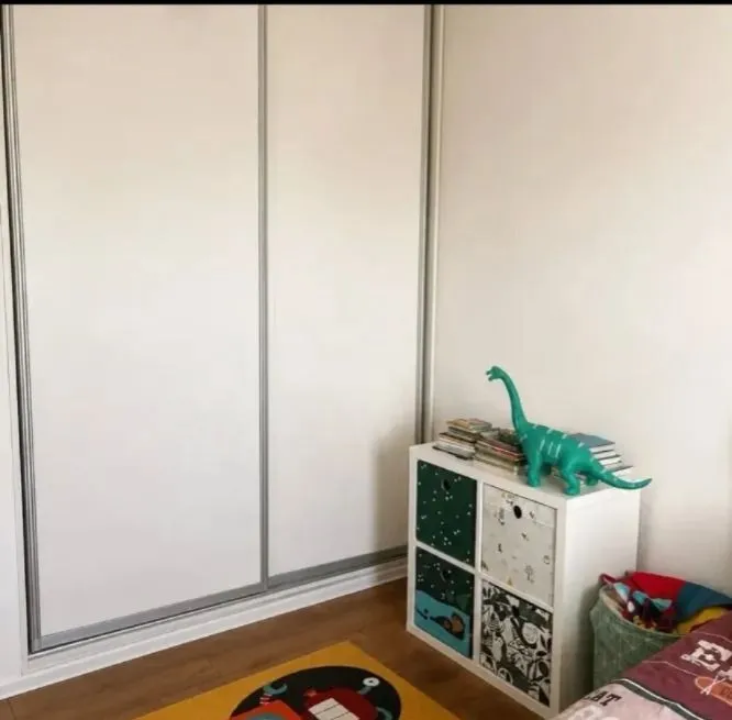 Dječija soba sa ugradnim plakarom i policama za igračke.