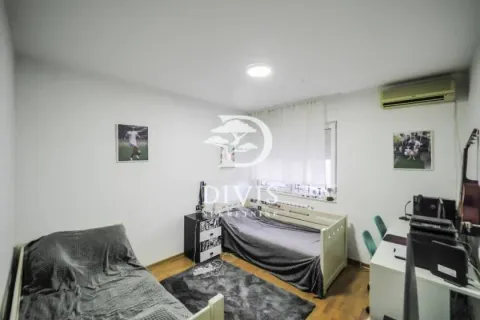 Dečja soba sa dva kreveta, radnim stolom i klima uređajem. - image 15