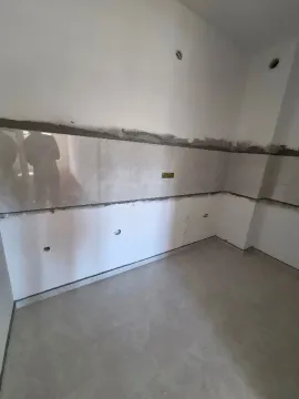 Nepotpun prostor u izgradnji sa keramičkim pločicama na zidu i podu. - image 2