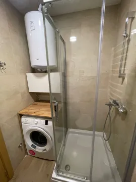 Kupatilo sa tuš kabinom, mašinom za veš i bojlerom. - image 7