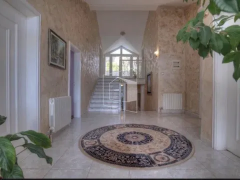 Izdavanje, kuća, 680m², Tološi, Podgorica - image 8