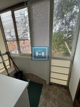 Enclosed balcony with window blinds and a view of the surroundings. - image 6