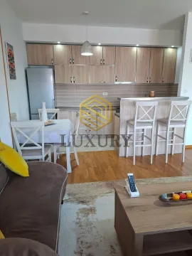Dnevni boravak sa trpezarijom i kuhinjom u svijetlim tonovima. - image 3