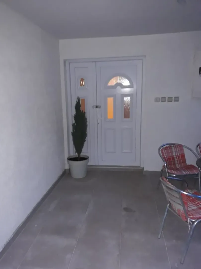 Ulaz u kuću sa bijelim vratima.