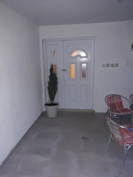 Ulaz u kuću sa bijelim vratima. - image 12