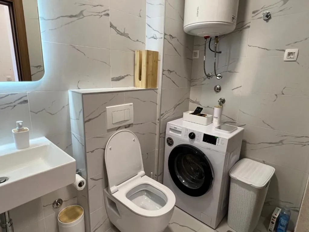 Moderne kupatilo sa sanitarijama, mašinom za veš i bojlerom.