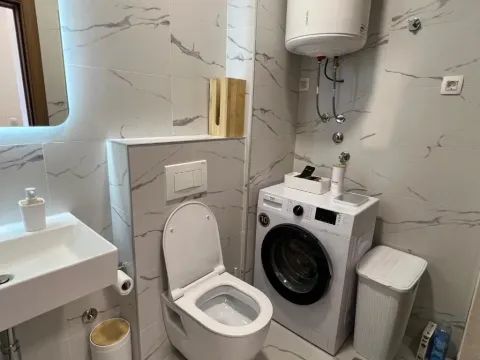 Moderne kupatilo sa sanitarijama, mašinom za veš i bojlerom. - image 14