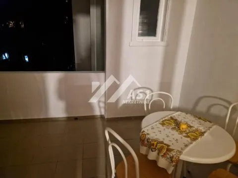 Covered terrace with a dining table and chairs. - image 10