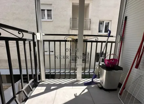 Nenameštena terasa sa priborom za čišćenje i kanti za otpatke. - image 7