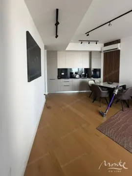 Moderna kuhinja povezana sa trpezarijom u stanu. - image 8