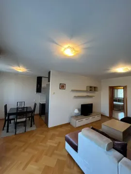 Dnevni boravak sa trpezarijom i kuhinjom u pozadini. - image 7