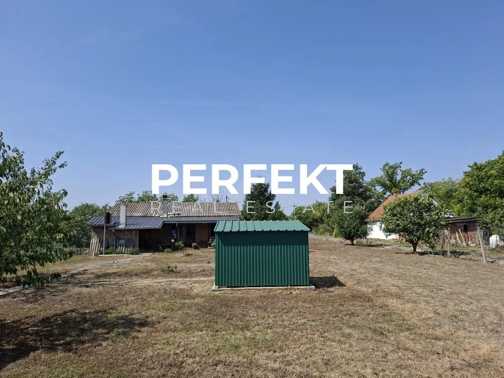 Pogled na dvorište i kuću sa pomoćnim objektom.