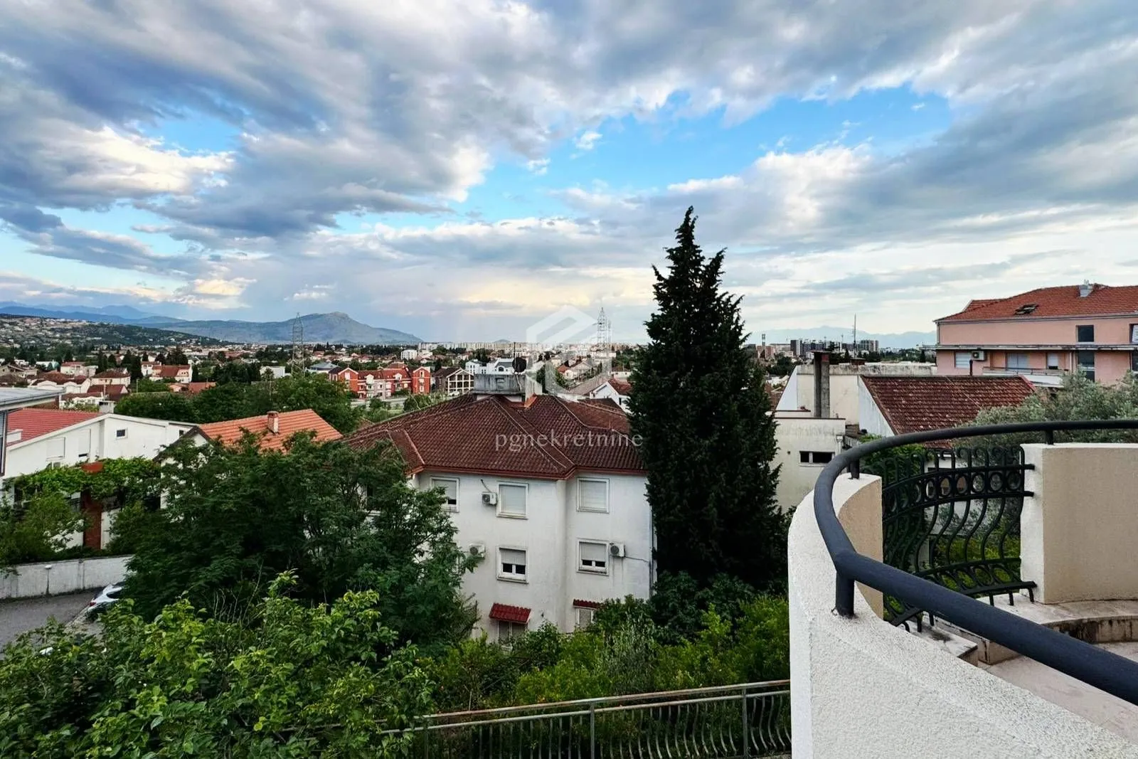 Rent, house, 280m², Gorica C, Podgorica
