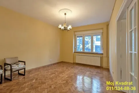 Prazna soba sa parketom, lusterom i prozorom. - image 14