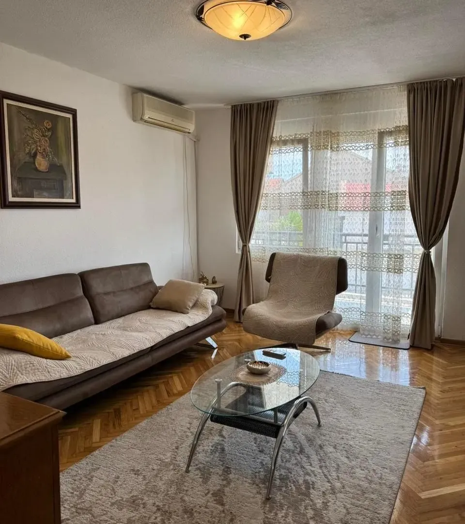 Izdavanje, dvosoban stan, 75m², Gornja Gorica, Podgorica