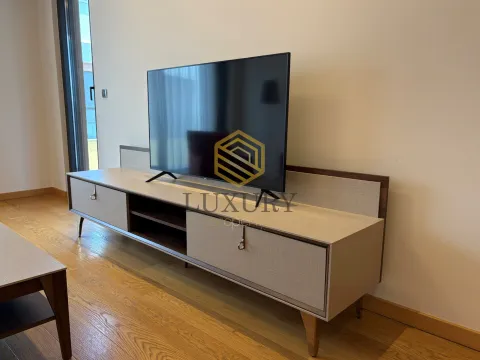 Dnevna soba sa TV komodom i televizorom. - image 6