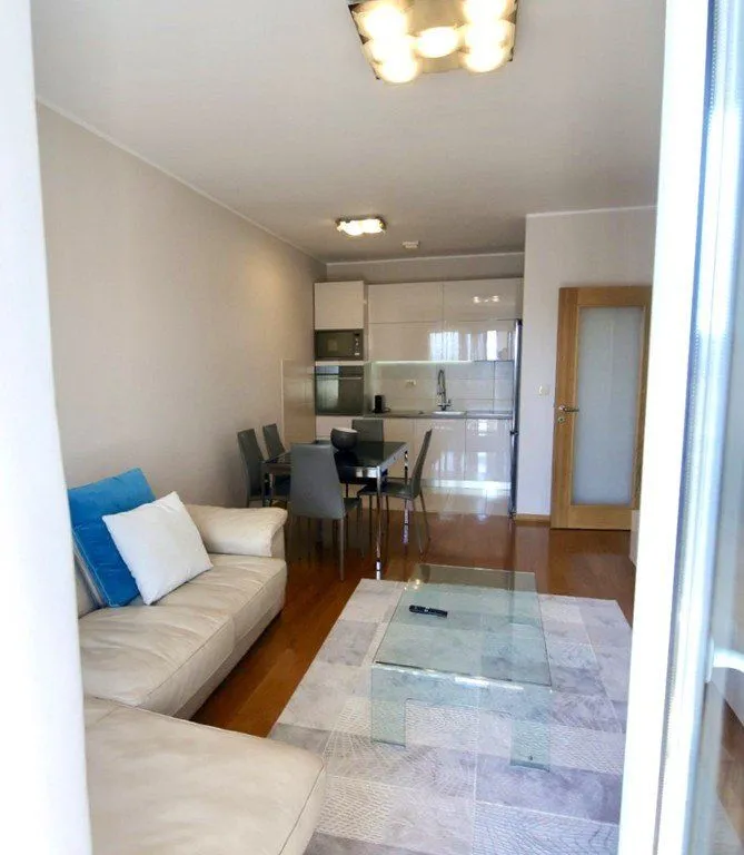 Izdavanje, dvosoban stan, 65m², Blok 6, Podgorica