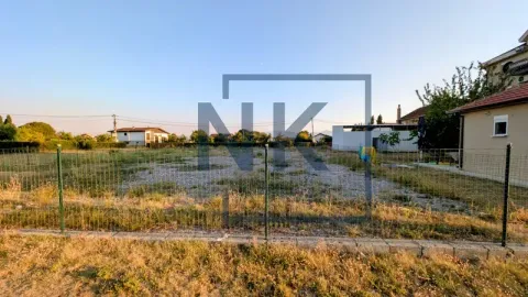 Pogled na ograđeni plac sa travnjakom i okolnim kućama. - image 3
