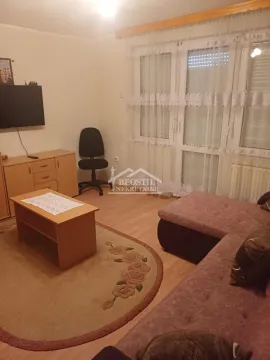 Dnevna soba sa garniturom, stočićem, komodom, televizorom i radnom stolicom. - image 14