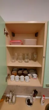Otvoreni viseći kuhinjski kabinet sa posuđem. - image 13