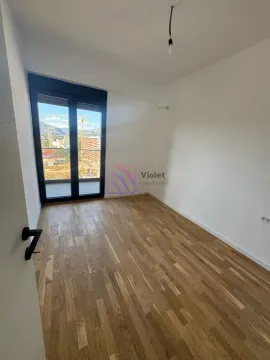 Prazna soba sa parketom i izlazom na terasu. - image 8