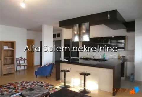 Moderna kuhinja sa šankom i barskim stolicama, povezana sa dnevnim boravkom. - image 9