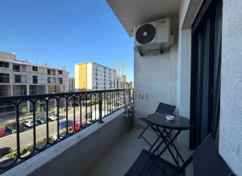 Namješten balkon sa garniturom za sjedenje i pogledom na okolne zgrade. - image 11