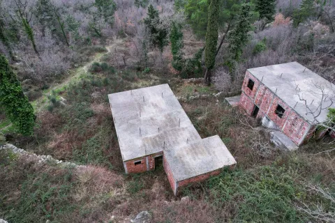 Nedovršeni objekti u sivoj fazi okruženi zelenilom. - image 13