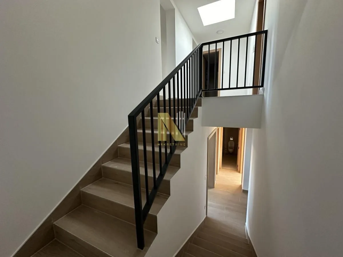 Prodaja, četvorosoban stan, 205m², Alibegovac, Petrovaradin