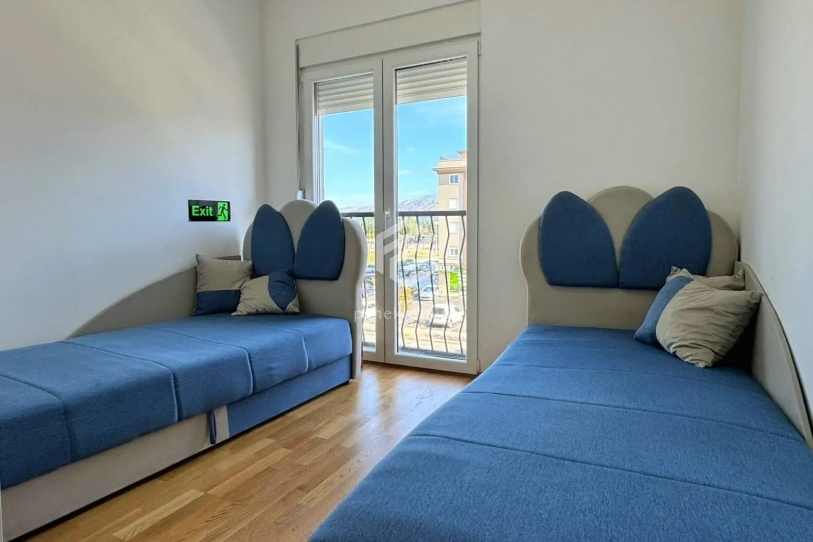 Bedroom with two beds and access to the terrace.