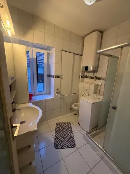 Kupatilo sa umivaonikom, tuš kabinom, WC šoljom i veš mašinom. - image 8